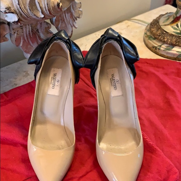 Valentino Garavani patent bow pumps. - Picture 2 of 6